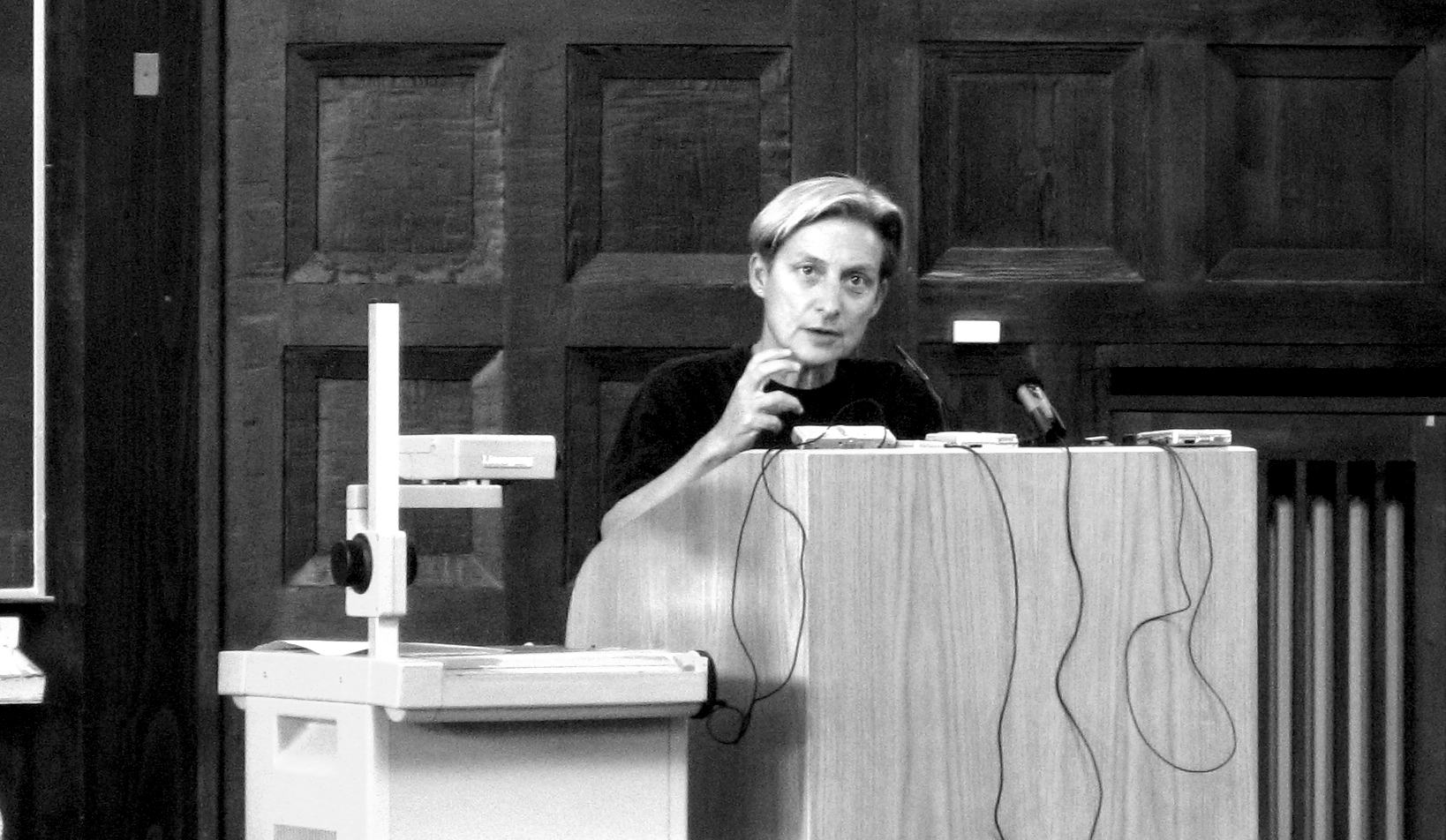 Imagem de referência relacionada a Judith Butler, item descrito como filósofa estadunidense