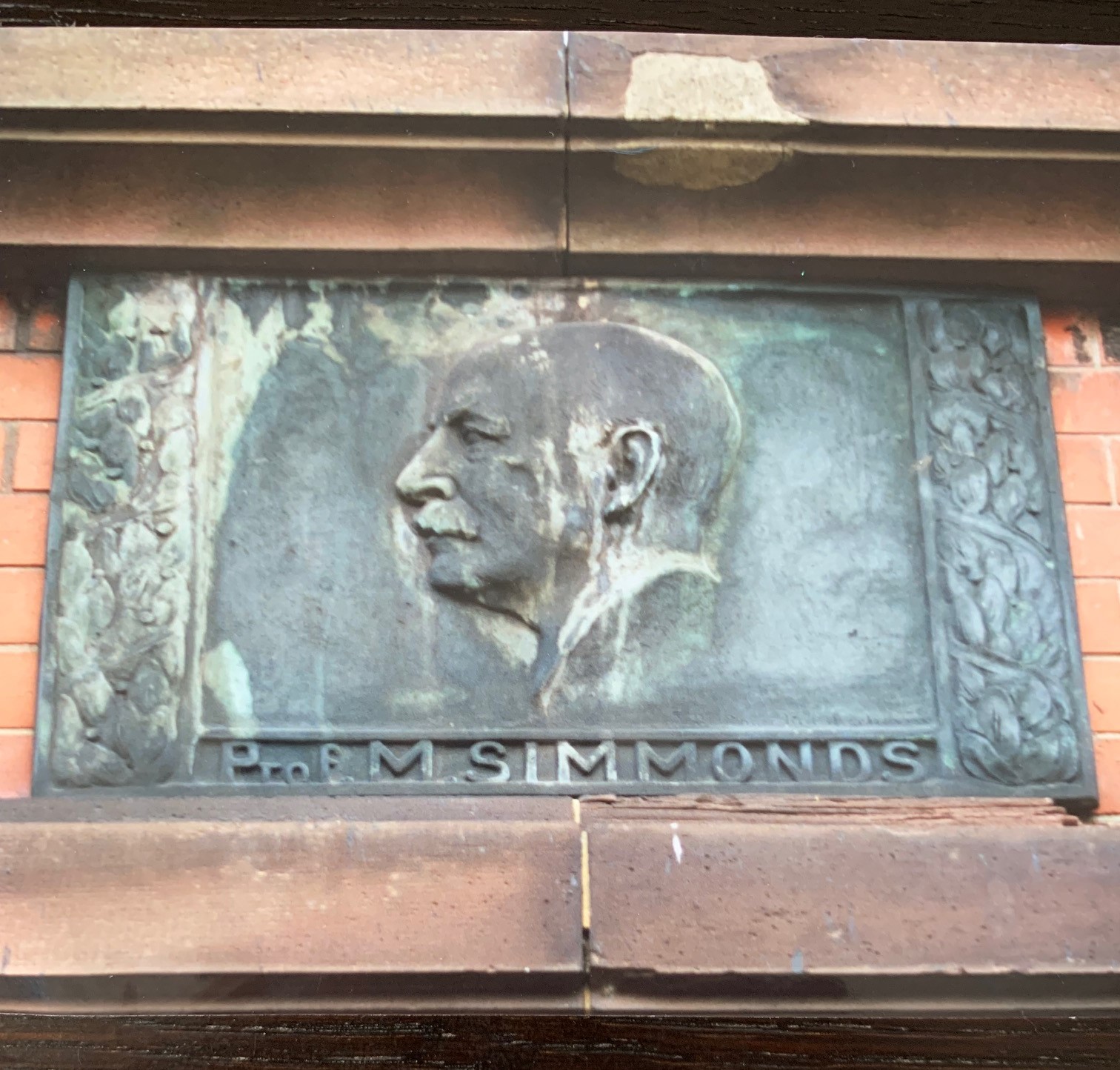 Imagem de referência relacionada a Morris Simmonds, item descrito como registro de referência sobre Morris Simmonds, organizado a partir de dados estruturados abertos