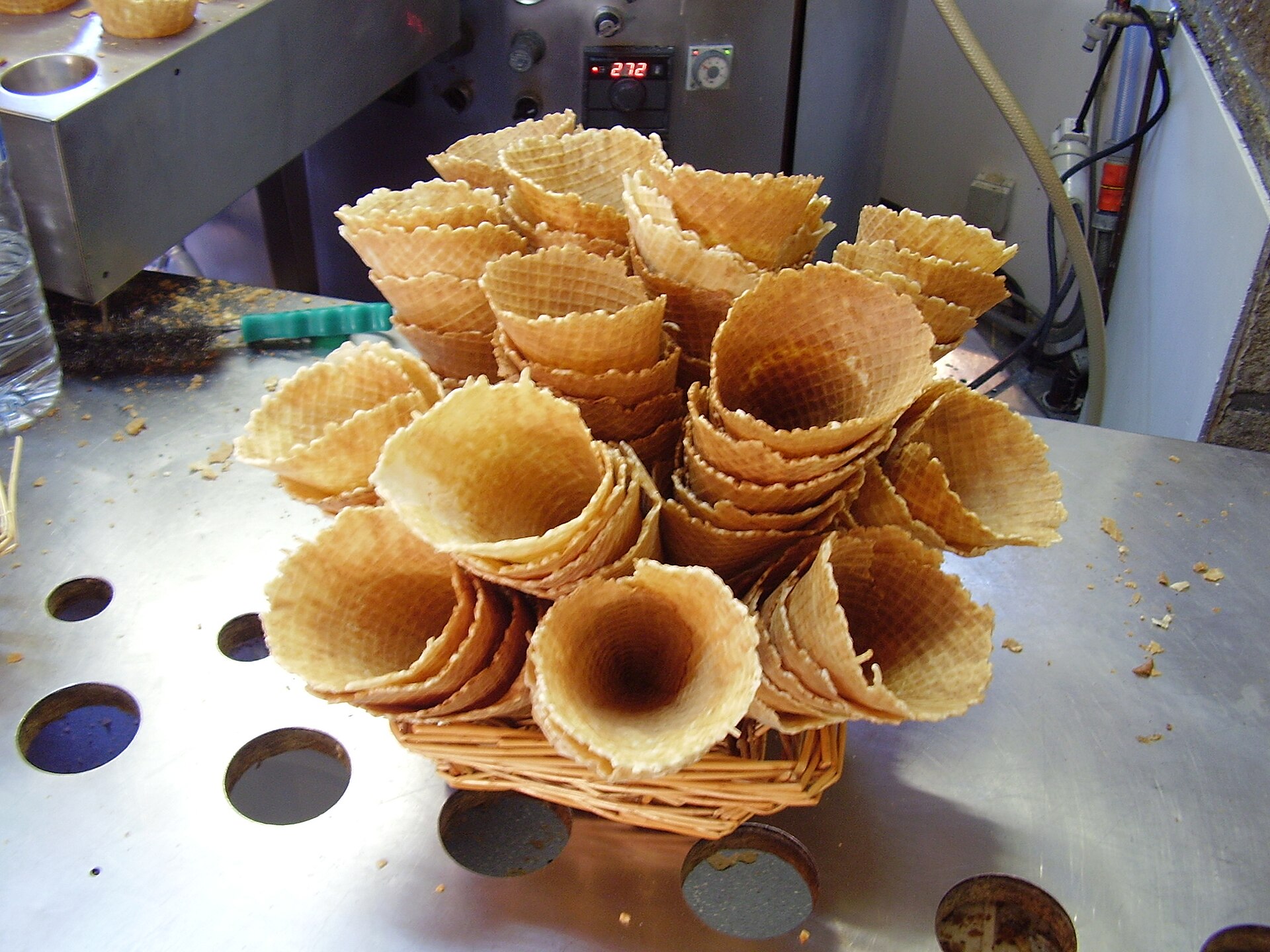 Imagem de referência de Casquinha de sorvete, descrito nos dados abertos como massa seca, em forma de cone, que permite que o sorvete seja segurado na mão