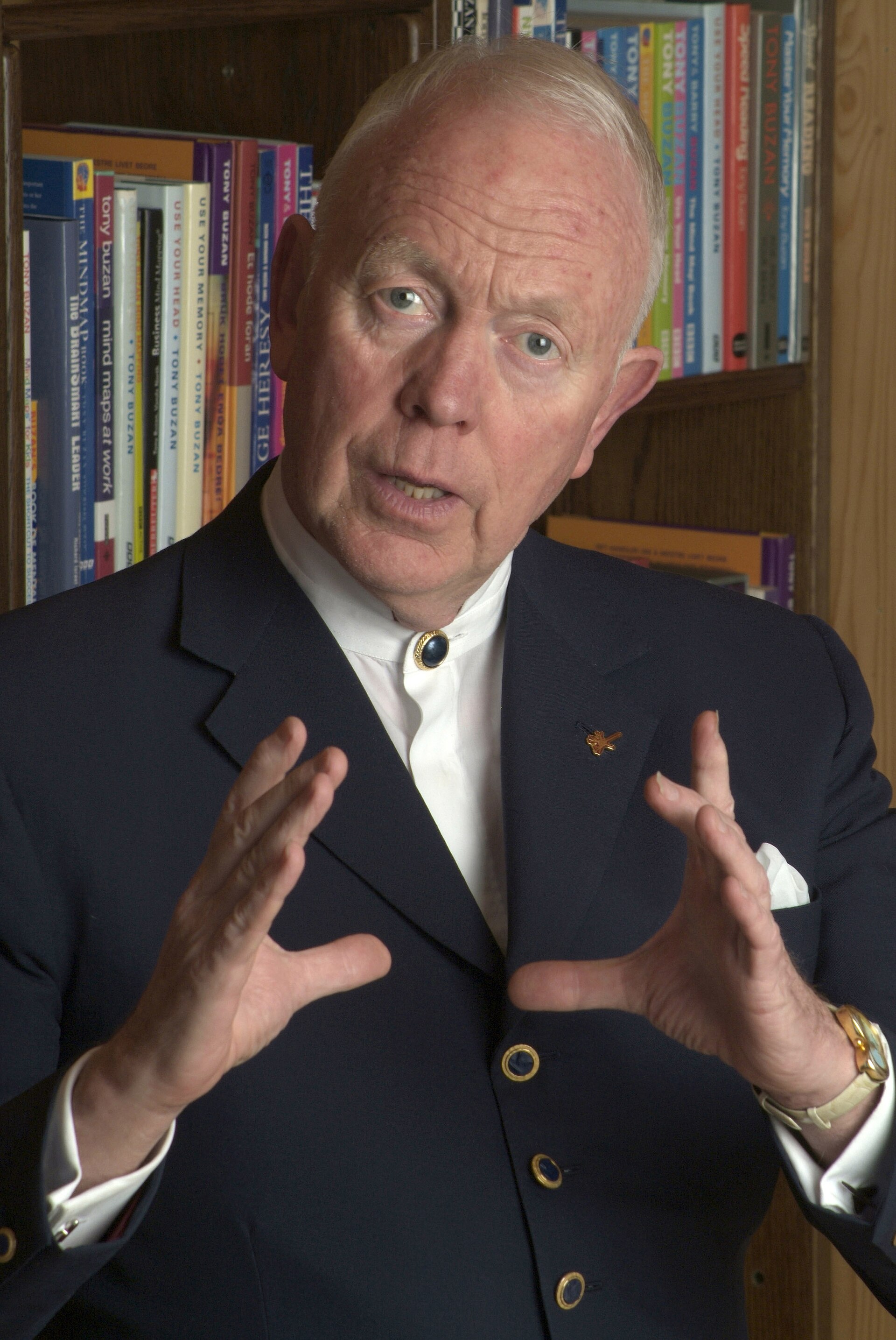 Imagem de referência relacionada a Tony Buzan, item descrito como psicólogo britânico