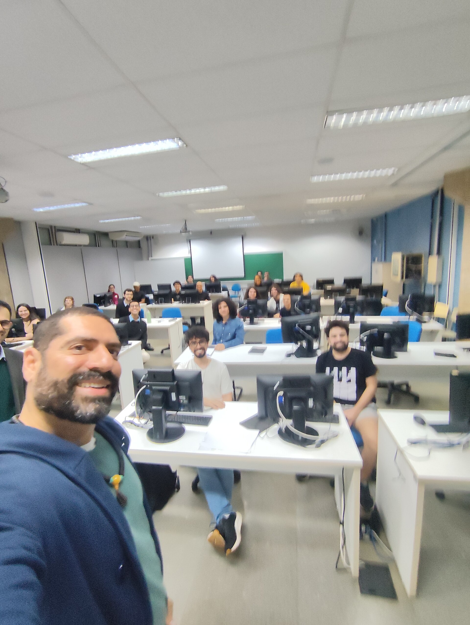 Imagem de referência de teoria da informação, descrito nos dados abertos como estudo matemático das propriedades, quantificação e transmissão de informação em sistemas de comunicação