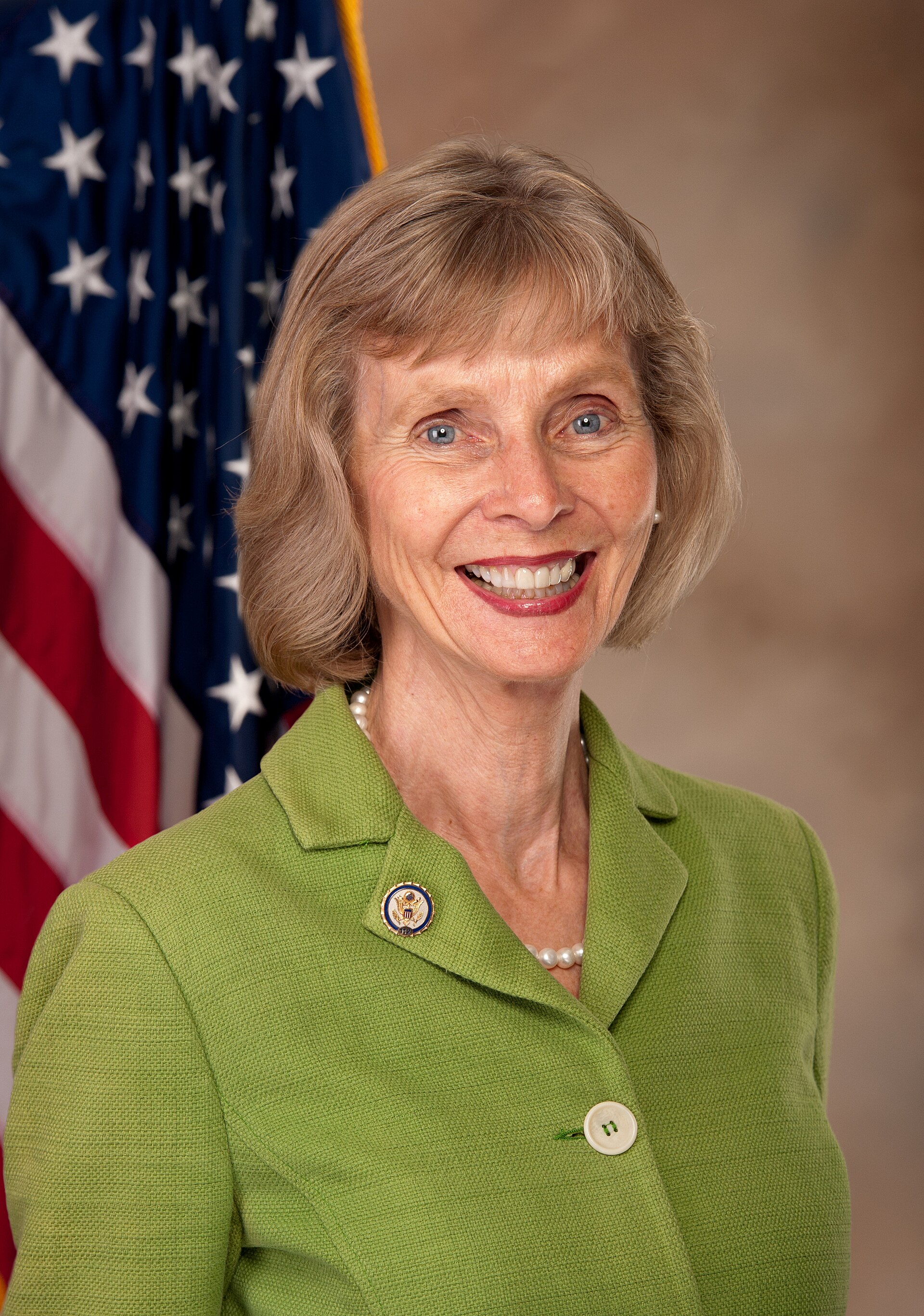 Imagem de referência de Lois Capps, descrito nos dados abertos como política norte-americana