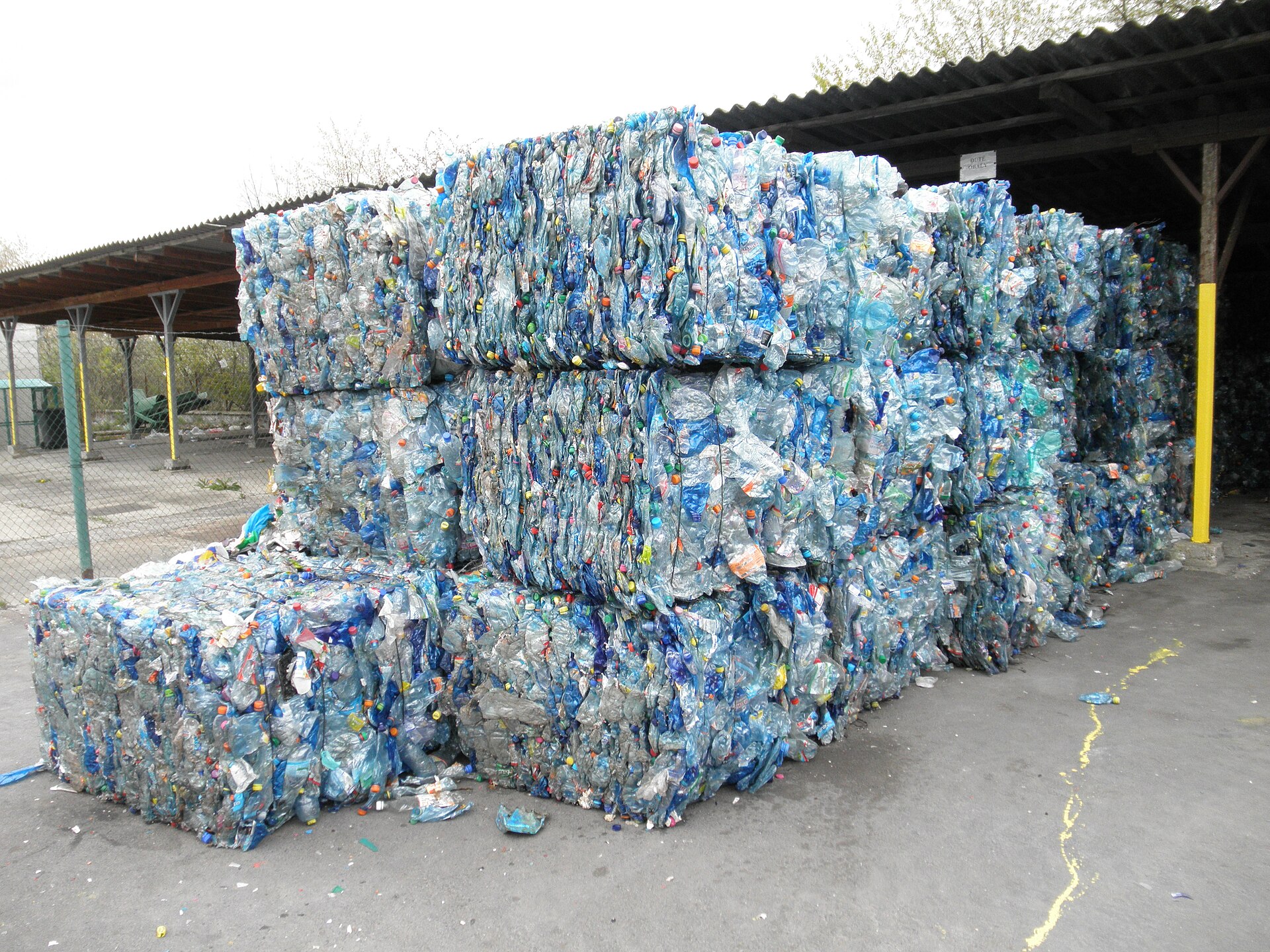Imagem de referência de politereftalato de etileno, descrito nos dados abertos como polímero termoplástico