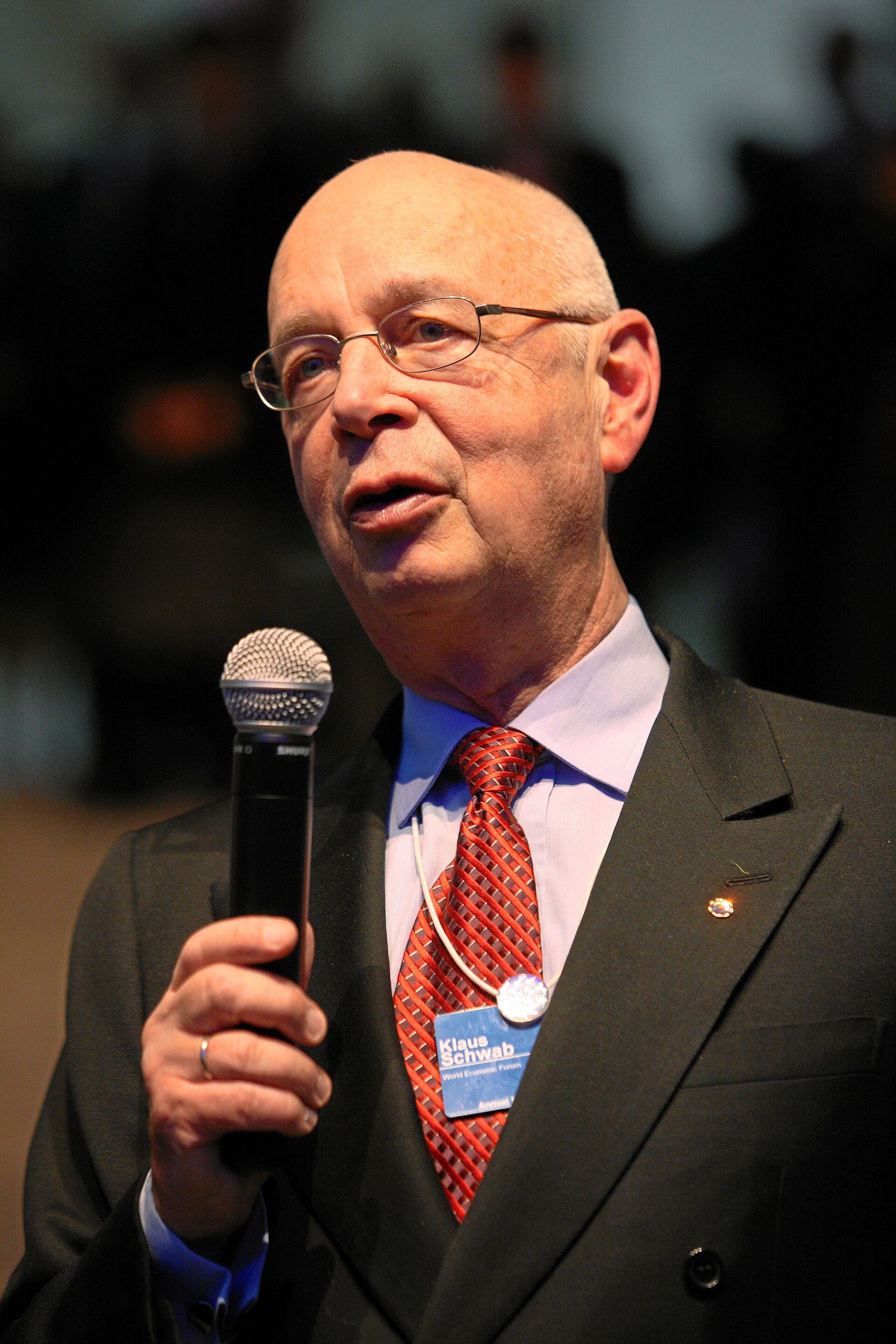 Imagem de referência de Klaus Schwab, descrito nos dados abertos como professor académico alemão