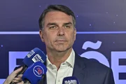 Alexandre Frota pede apreensão do passaporte de Flávio Bolsonaro