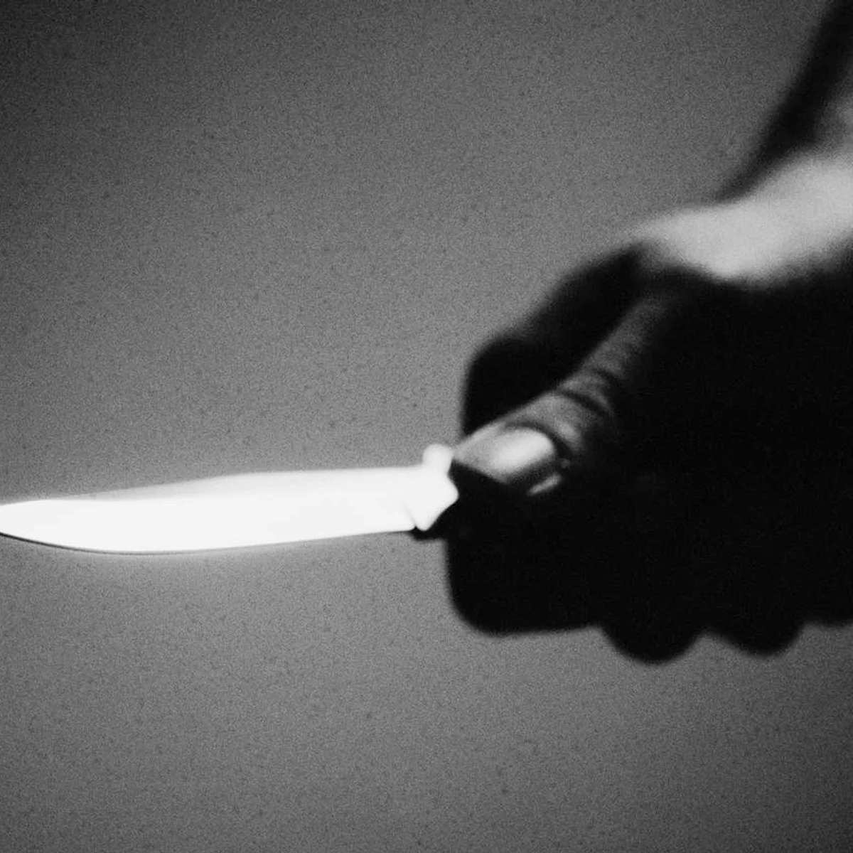 Suspeita de esfaquear esposa do amante se entrega, mas não será presa