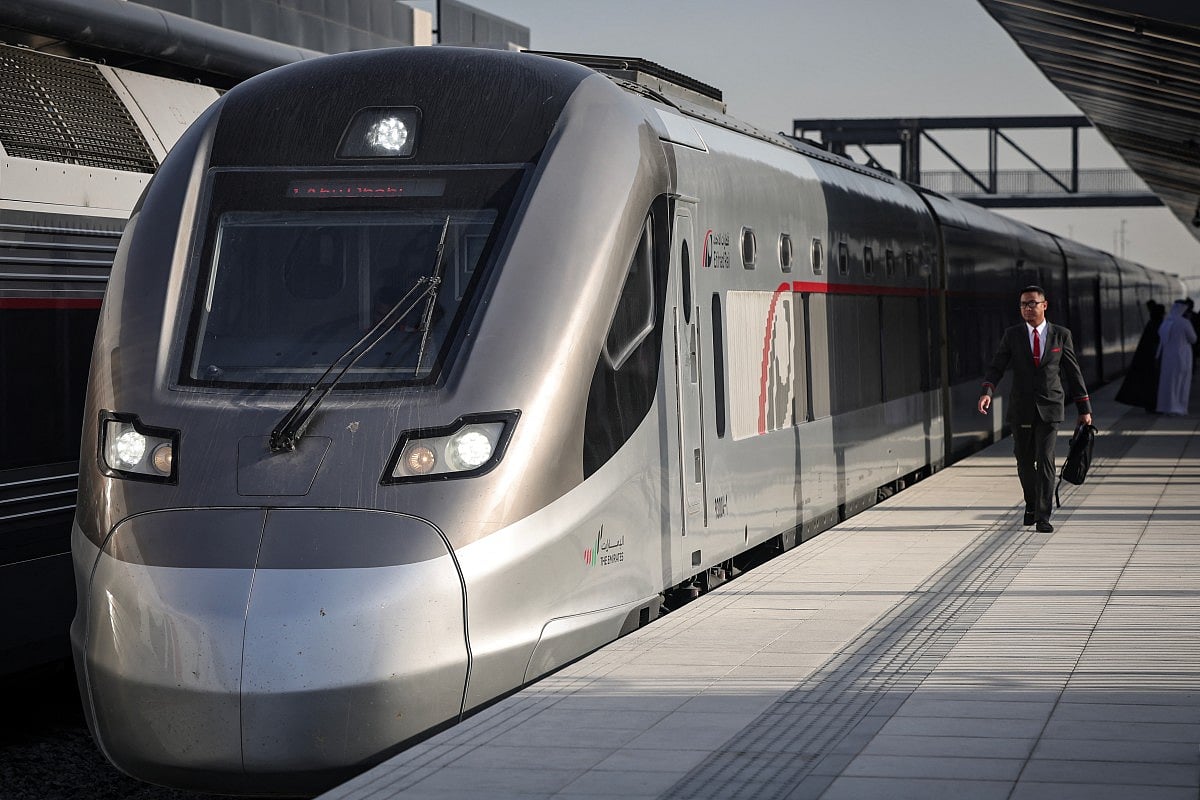 Passageiros da Etihad Rail agora podem planejar viagens de trem, metrô e ônibus em um só lugar