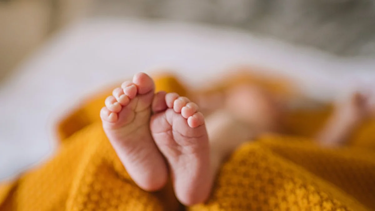 Bebê de 1 ano e 5 meses morre após tomar mamadeira e polícia investiga