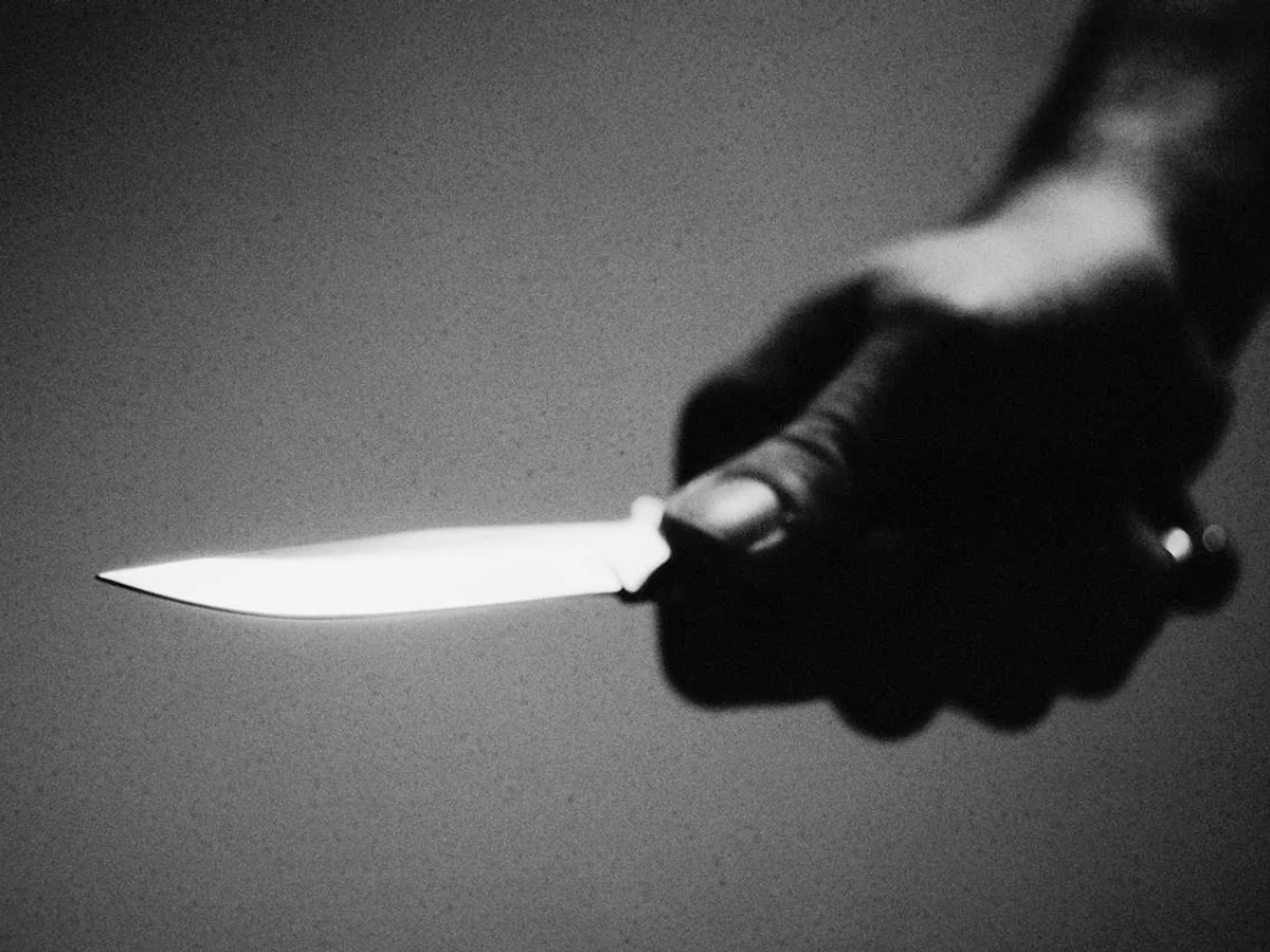 Suspeita de esfaquear esposa do amante se entrega, mas não será presa