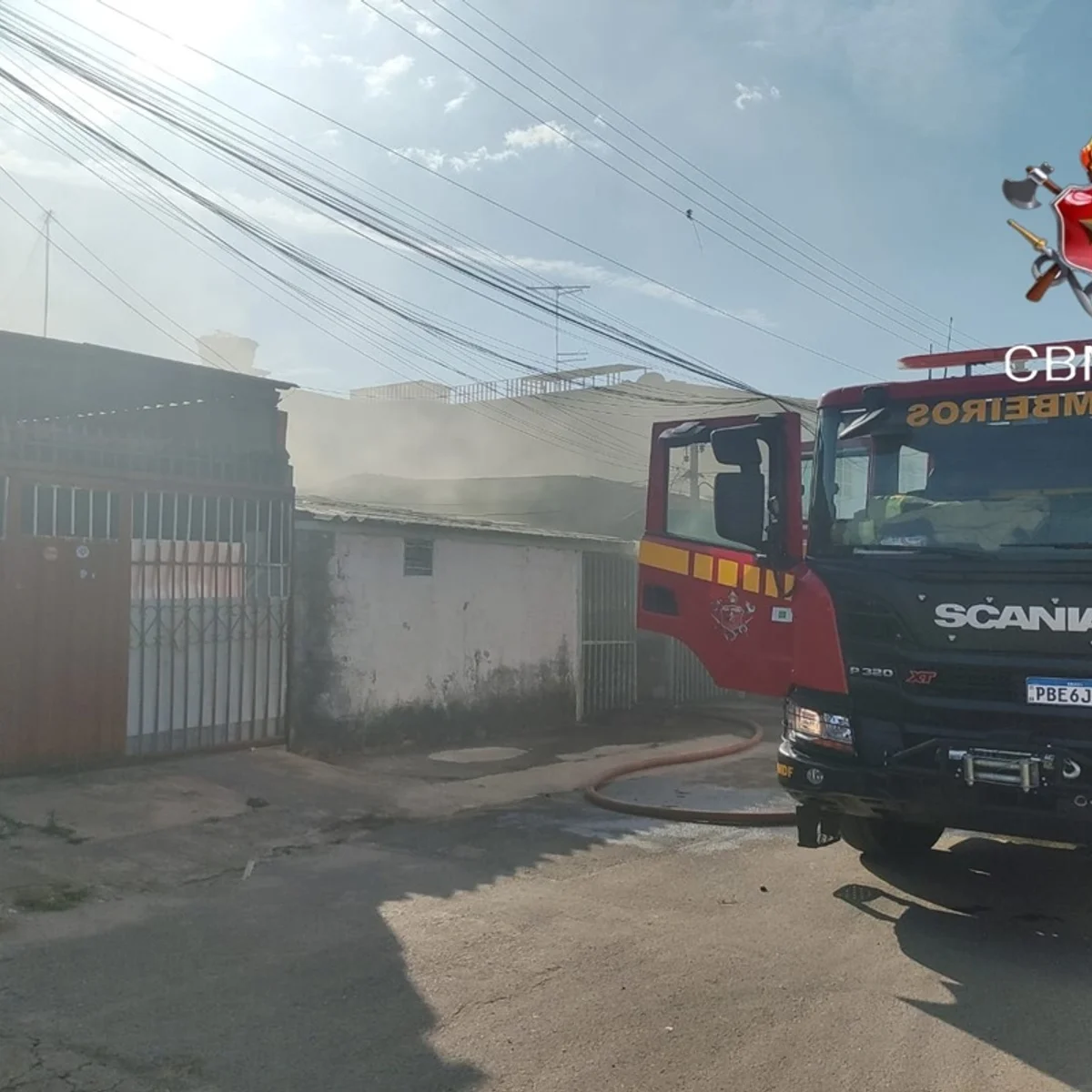 Homem agride esposa e coloca fogo na casa da família no DF