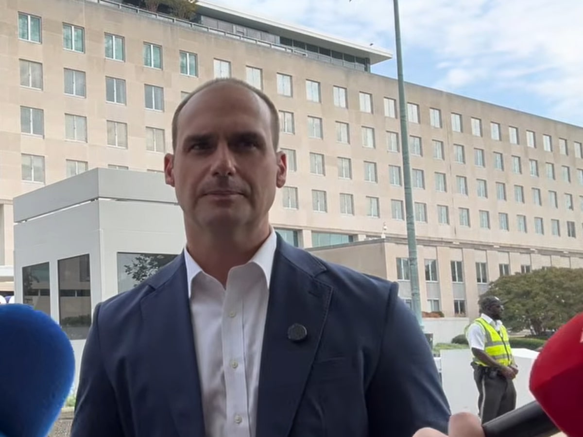 Em podcast, Eduardo Bolsonaro questiona urnas e defende que Flávio deixe o País se perder eleição