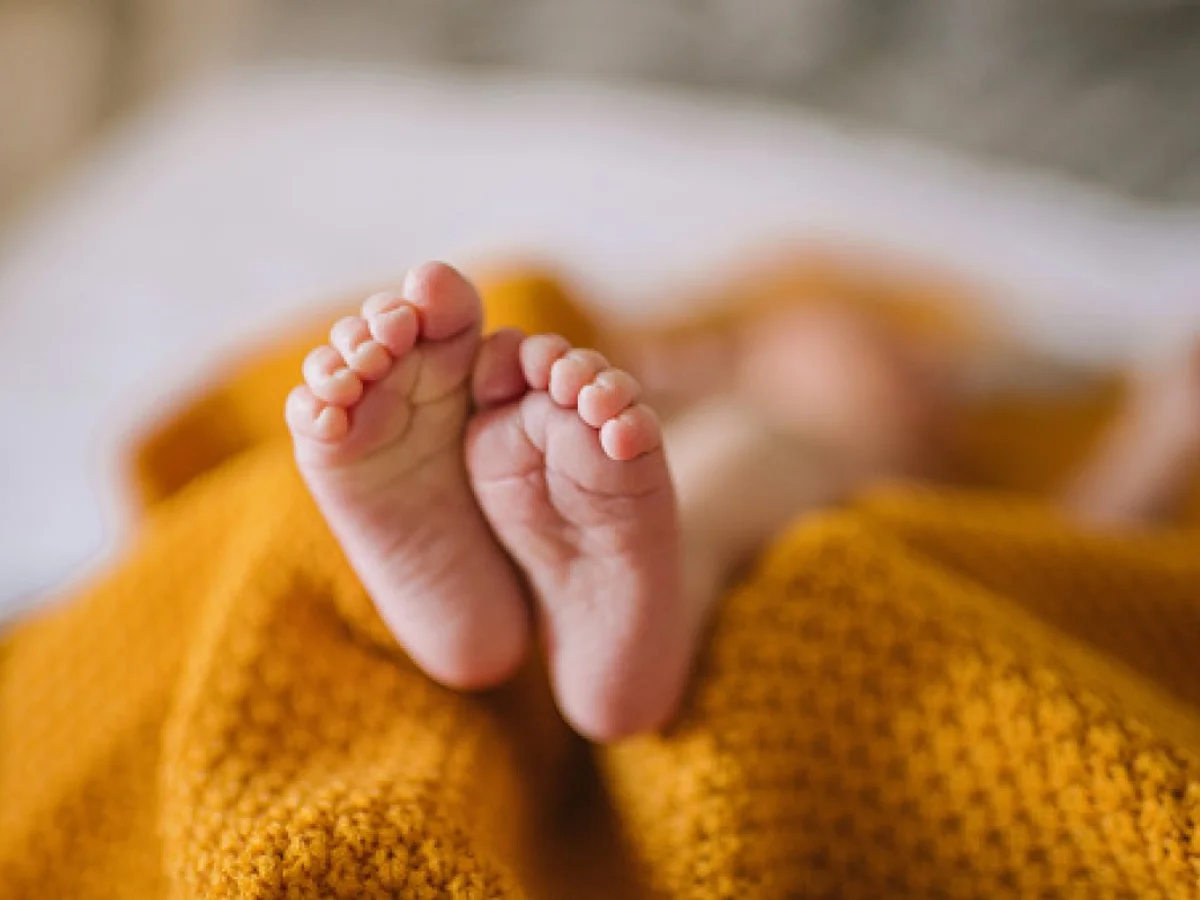 Bebê de 1 ano e 5 meses morre após tomar mamadeira e polícia investiga
