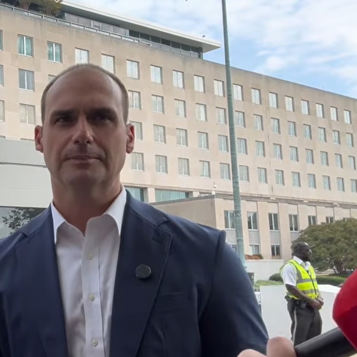 Em podcast, Eduardo Bolsonaro questiona urnas e defende que Flávio deixe o País se perder eleição