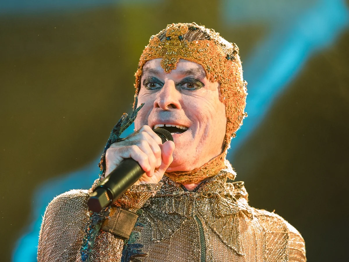 Ney Matogrosso adia show em MG após passar por cirurgia