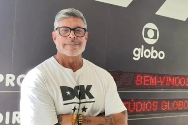Alexandre Frota pede apreensão do passaporte de Flávio Bolsonaro