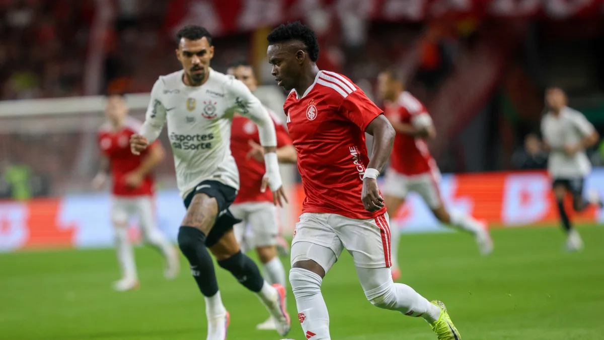 Veja as escalações de Internacional e Corinthians em duelo pelo Brasileirão