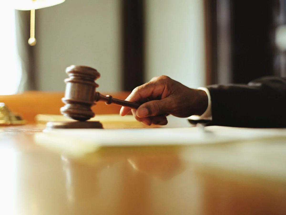 Justiça bloqueia recursos de plataforma investigada por fraude milionária