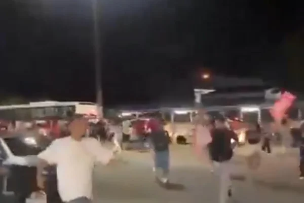 Homem atira para o alto em manifestação pró-Lula em universidade de Sergipe