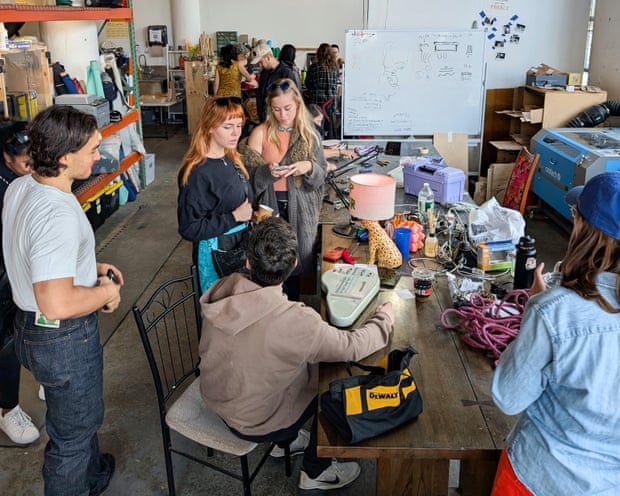 Solder-darity para sempre: como os clubes 'fixit' ajudam os americanos a economizar dinheiro e fazer novos amigos