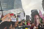 Ato contra a Meta em SP é marcado por críticas a Flávio, Trump e Zuckerberg