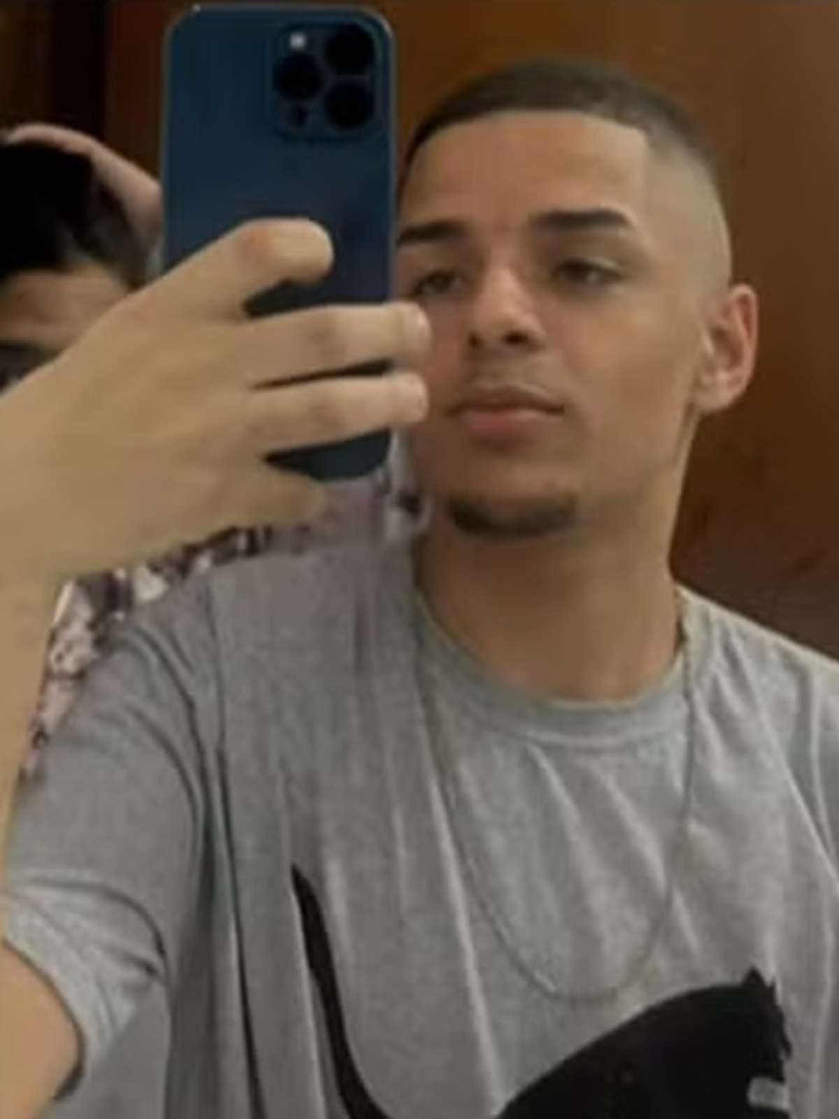 Jovem de 20 anos morre após ser baleado 27 vezes por PMs; policiais dizem ter confundido celular com arma