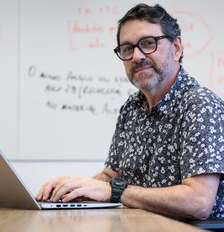 Ronaldo Carrilho, 65, é professor de Física e gerente do Anglo, em São Paulo. Foto: Felipe Rau/Estadão / Estadão