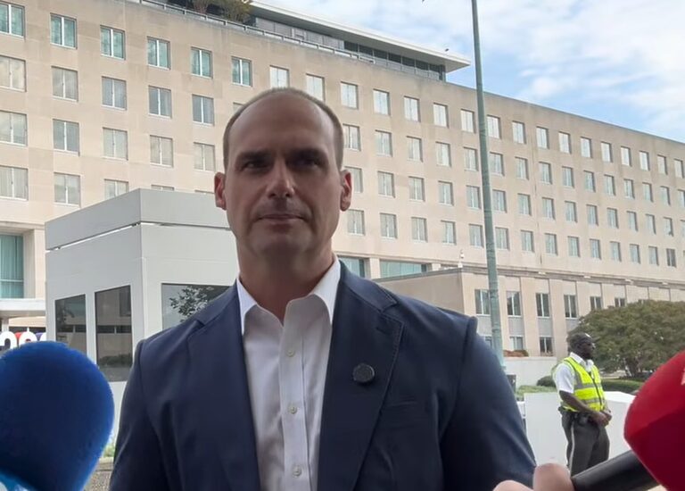 Em podcast, Eduardo Bolsonaro questiona urnas e defende que Flávio deixe o País se perder eleição