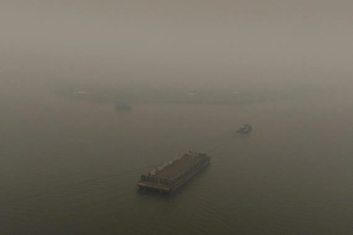 Sandbanks have emerged from the receding waters of the Kapuas River, causing several barges and tugboats to run aground.