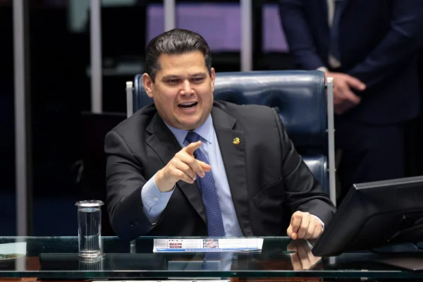 "Essa mudança é gigante", diz Alcolumbre ao abrir discussão do fim da 6x1