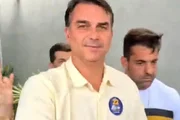 Alexandre Frota pede apreensão do passaporte de Flávio Bolsonaro