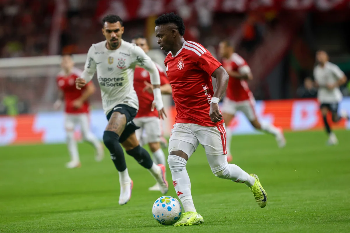 Veja as escalações de Internacional e Corinthians em duelo pelo Brasileirão