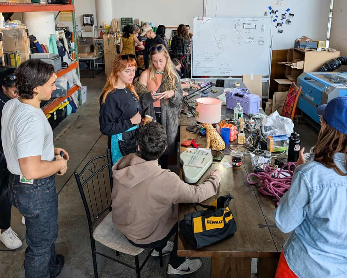 Solder-darity para sempre: como os clubes 'fixit' ajudam os americanos a economizar dinheiro e fazer novos amigos