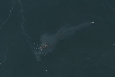 O Irã diz que dois petroleiros pegaram fogo após atingirem minas no Estreito de Ormuz