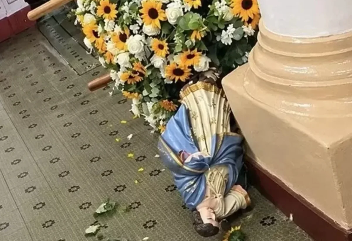 Homem é preso após chutar imagem de Nossa Senhora em igreja