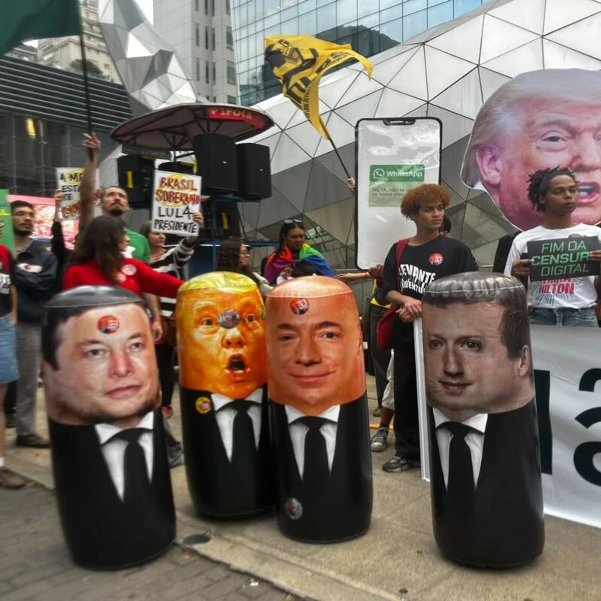 Ato contra a Meta em SP é marcado por críticas a Flávio, Trump e Zuckerberg