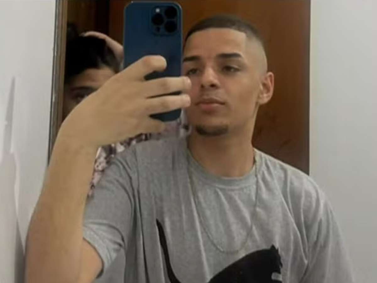 Jovem de 20 anos morre após ser baleado 27 vezes por PMs; policiais dizem ter confundido celular com arma