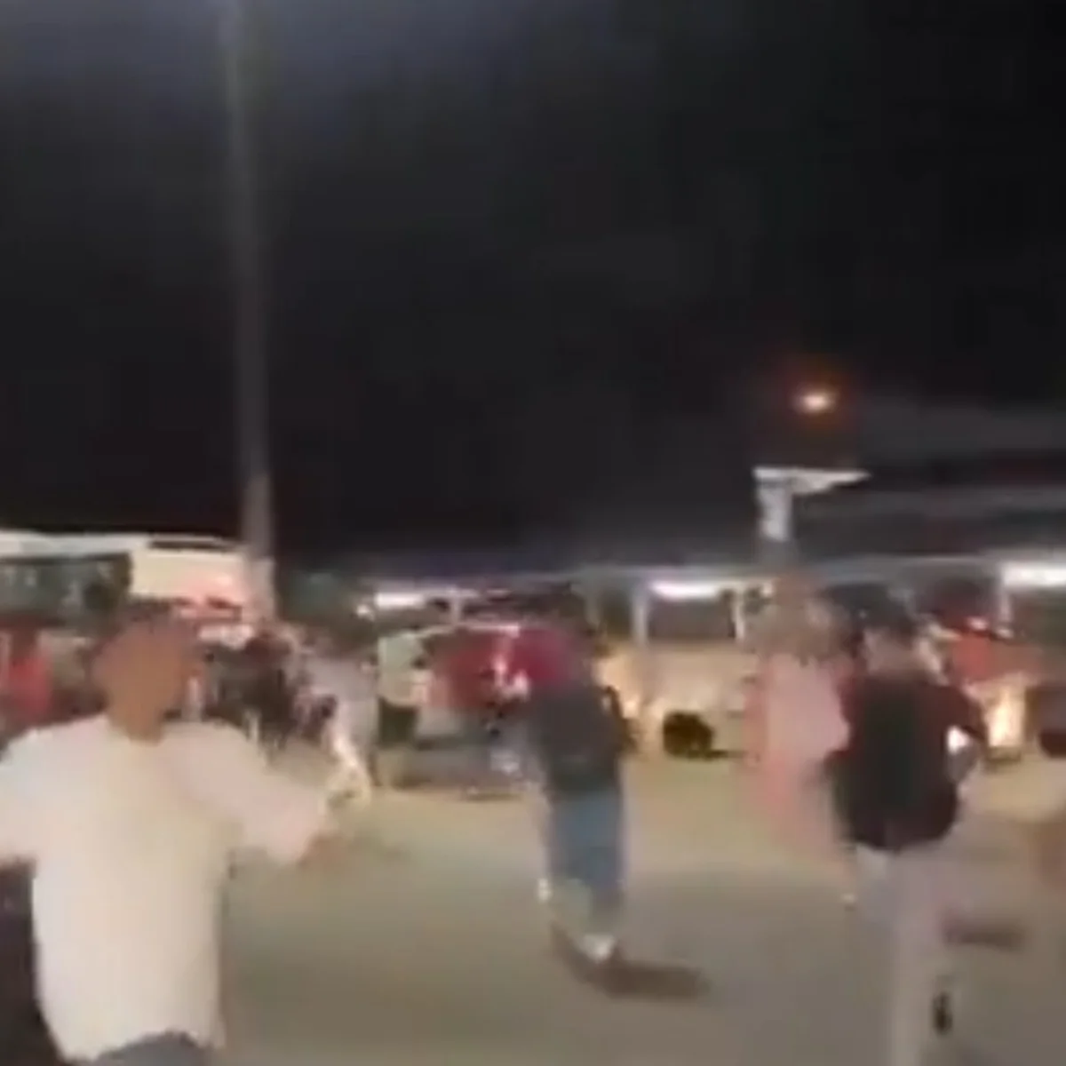 Homem atira para o alto em manifestação pró-Lula em universidade de Sergipe