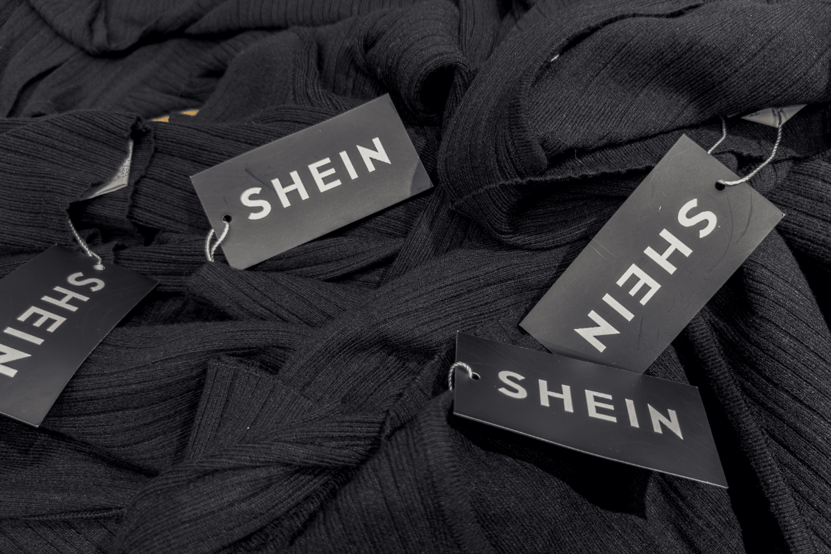 foto com cor. taxa etiquetas da shein - metrópoles