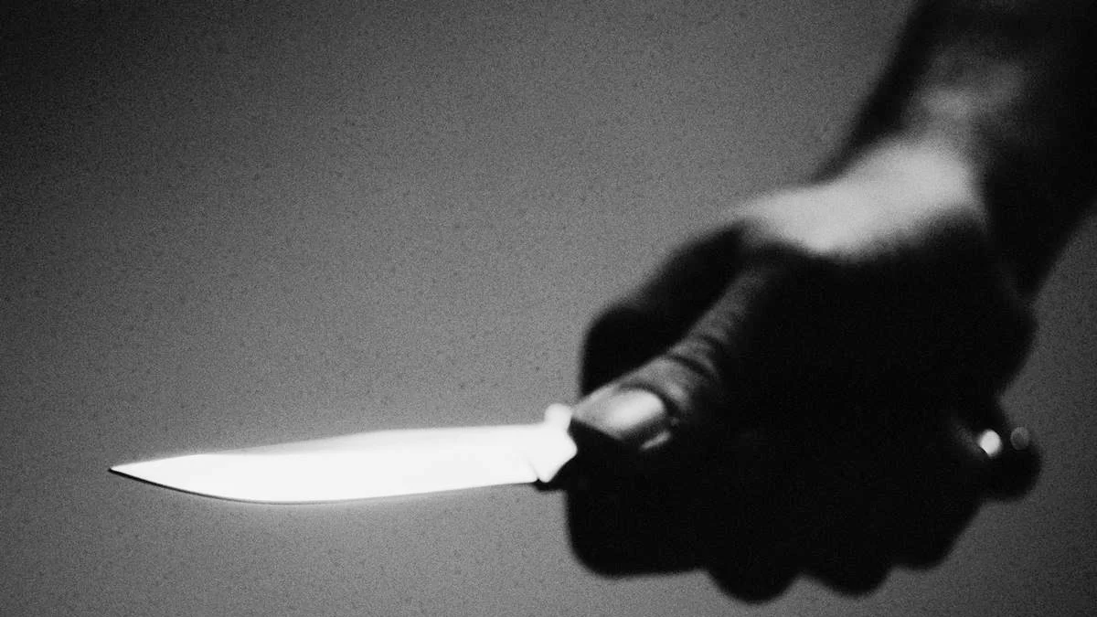 Suspeita de esfaquear esposa do amante se entrega, mas não será presa