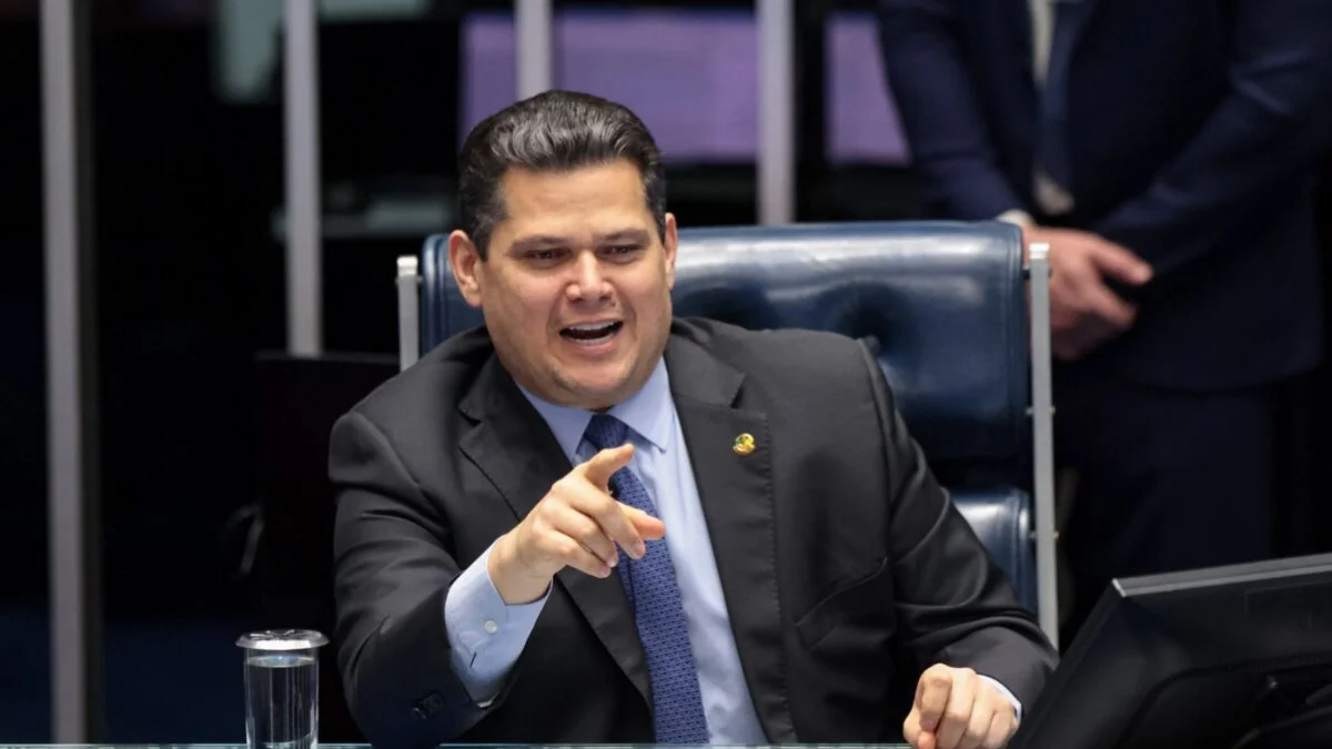 "Essa mudança é gigante", diz Alcolumbre ao abrir discussão do fim da 6x1