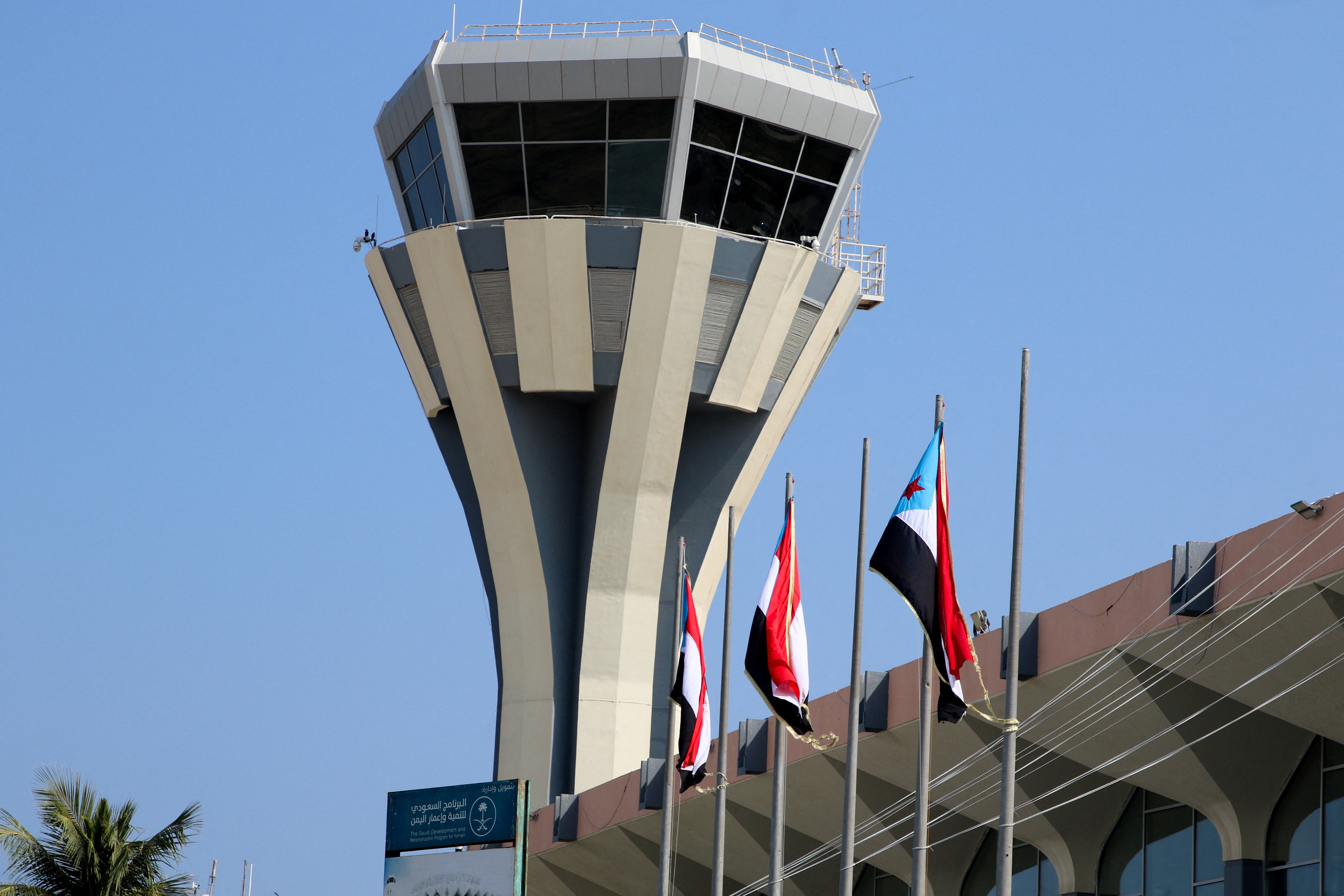2 mísseis houthis atingem o aeroporto de Aden; não há relatos de vítimas