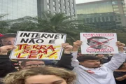 Ato contra a Meta em SP é marcado por críticas a Flávio, Trump e Zuckerberg