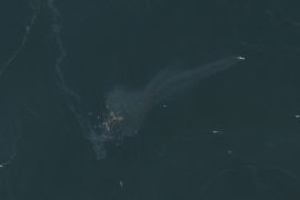O Irã diz que dois petroleiros pegaram fogo após atingirem minas no Estreito de Ormuz