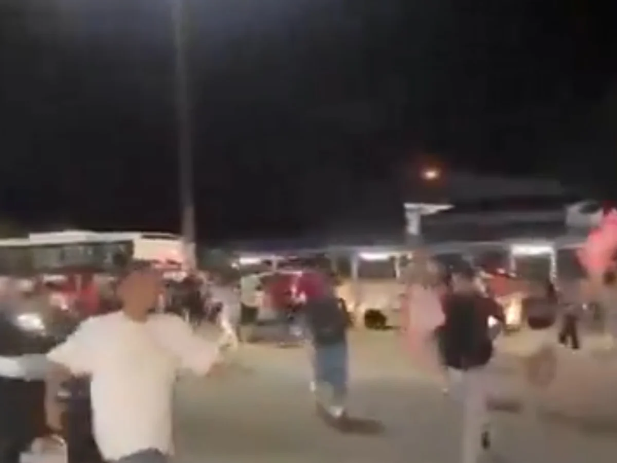 Homem atira para o alto em manifestação pró-Lula em universidade de Sergipe