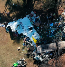 Destroços do avião da Voepass que caiu com 62 pessoas a bordo em Vinhedo, no interior de São Paulo, em 9 de agosto de 2024 Foto: Eliandro Figueira/Estadão