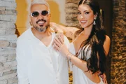 Belo e Rayane Figliuzzi posam juntos durante cruzeiro do cantor