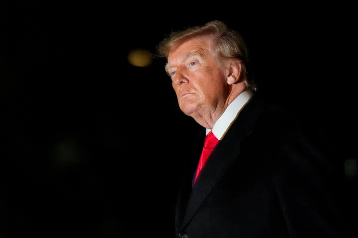 Juiz dos EUA ordena a interrupção de anúncios financiados por contribuintes que apresentam Trump