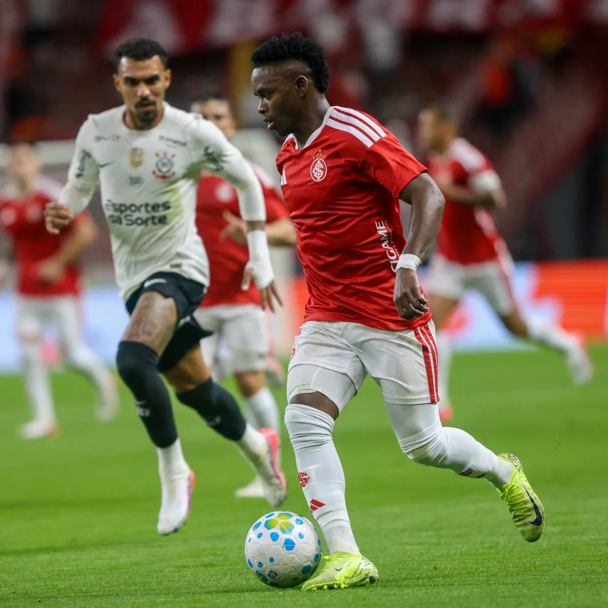 Veja as escalações de Internacional e Corinthians em duelo pelo Brasileirão