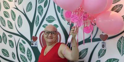 A professora Anne Kelly Ferreira Martins celebra o fim das sess&otilde;es de quimioterapia durante o tratamento de c&acirc;ncer de mama Foto: B&aacute;rbara Esteves/ASCOM Unimed Macei&oacute;