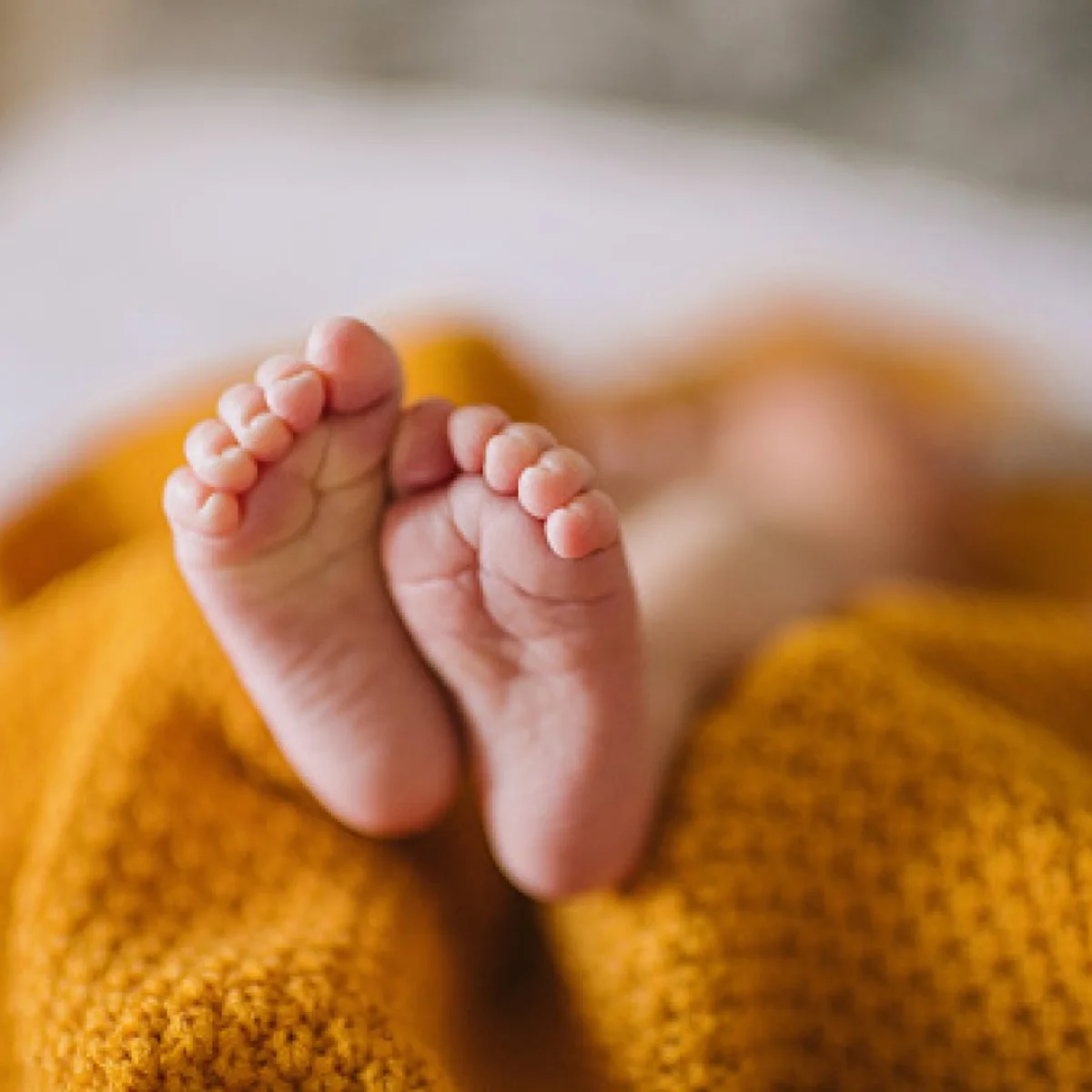 Bebê de 1 ano e 5 meses morre após tomar mamadeira e polícia investiga